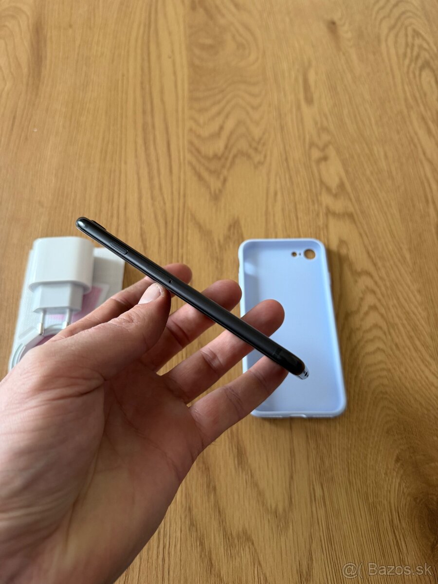 iPhone SE 2020 64 gb Black v záruke + príslušenstvo