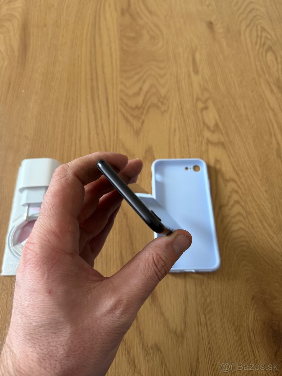 iPhone SE 2020 64 gb Black v záruke + príslušenstvo