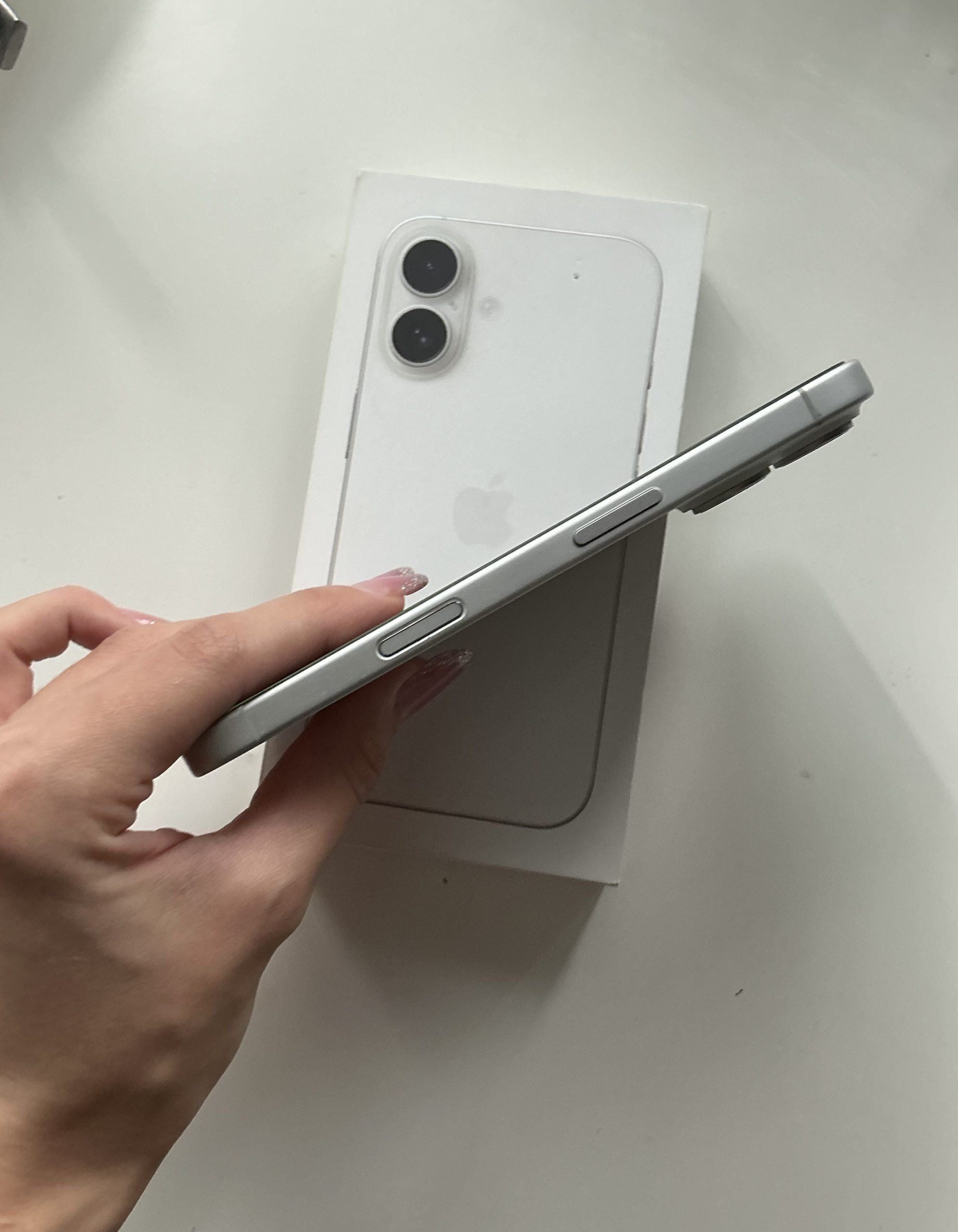 iPhone 16 256GB White